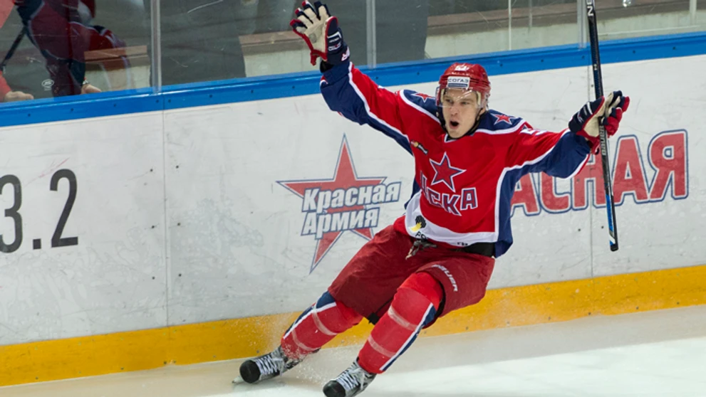 Hokejista CSKA Moskva Antti Pihlström sa teší po strelení víťazného gólu v predĺžení druhého stretnutia 1. kola play off proti H