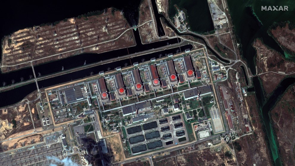 Šesť reaktorov Záporožskej jadrovej elektrárne na satelitnej snímke.