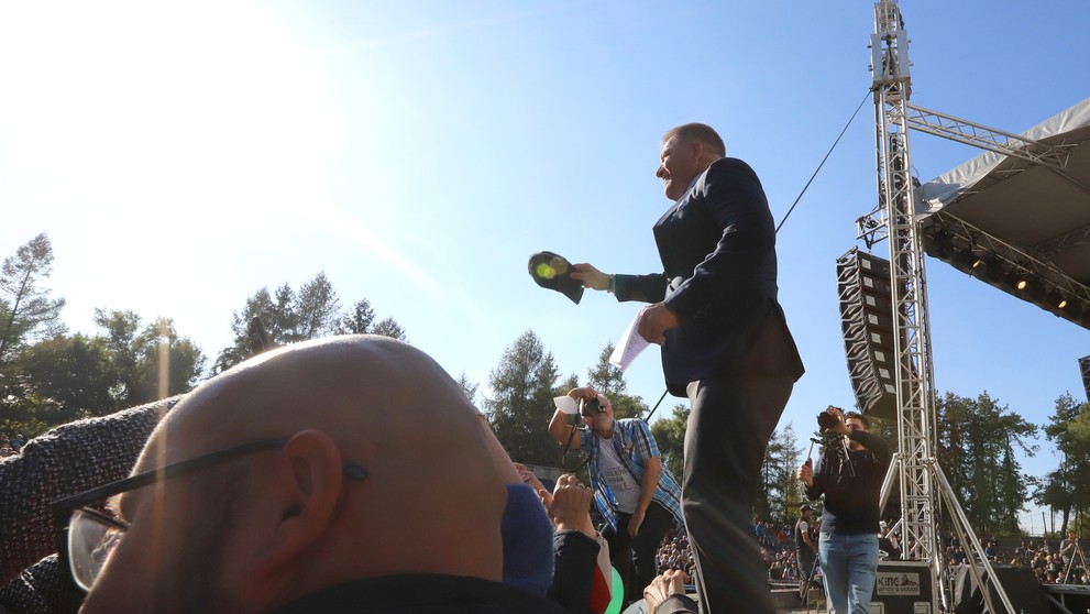 Protivládny čapicový protest Smeru.