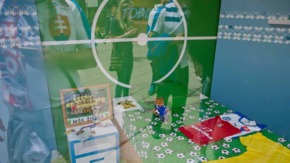 Prenesená detská izba s trofejami Tobiasa Dyroffa z futbalových súťaží.