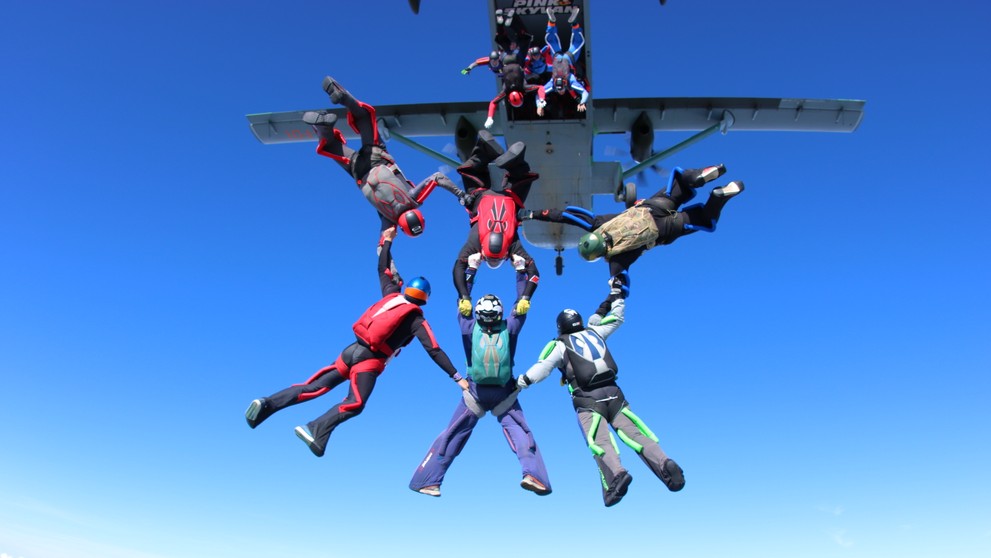 Rekordný zoskok parašutistov