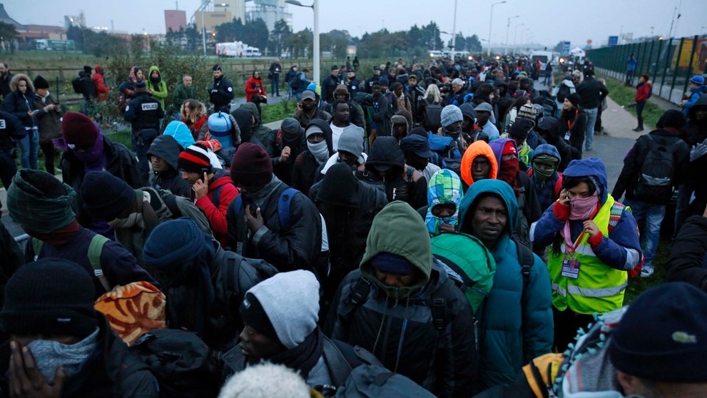 Francúzske orgány začali s likvidáciou utečeneckého tábora v meste Calais.