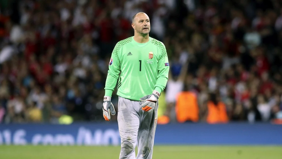 Maďarský brankár Gábor Király v osemifinále ME vo futbale medzi Maďarskom a Belgickom.