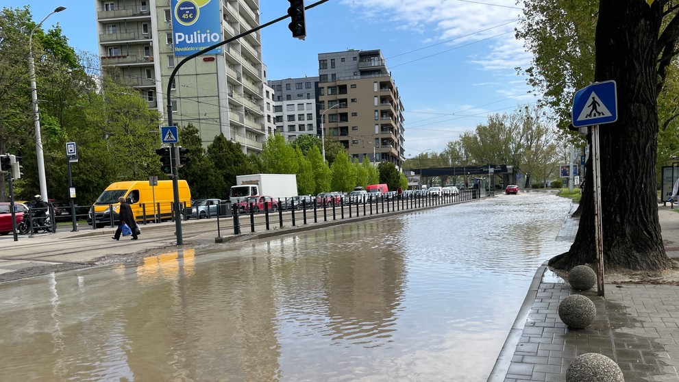 Prasknuté potrubie v Bratislave.