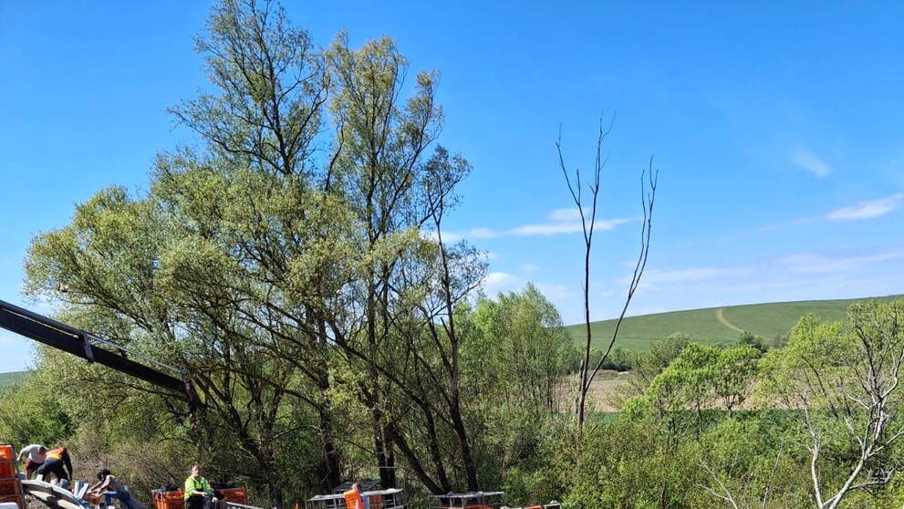 Prevrátený kamión plný hydiny.