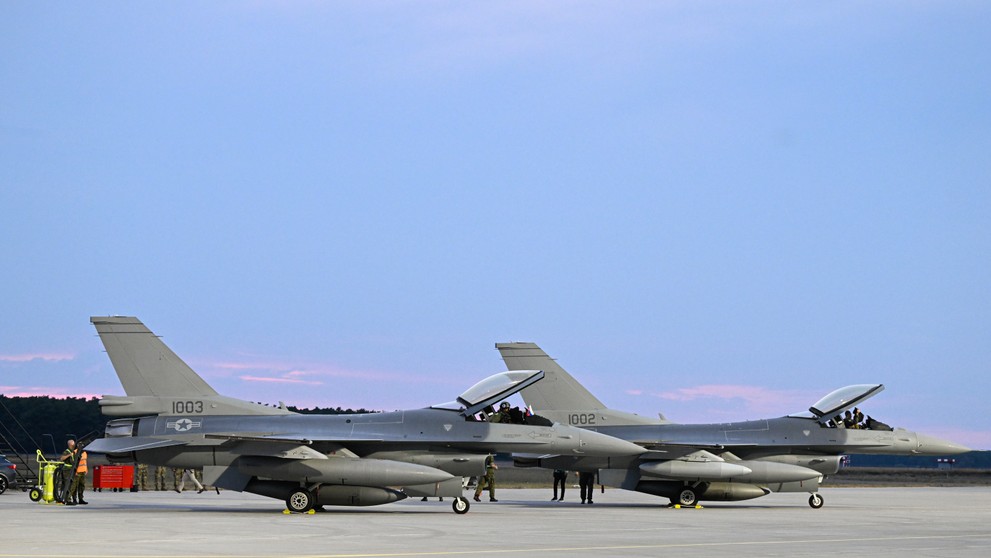 Stíhačky F-16 americkej výroby, ktoré pristáli v priestoroch Leteckej základne Malacky-Kuchyňa.