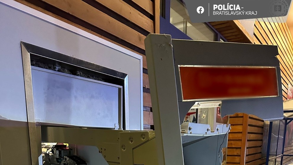 Bankomat v Rohožníku po výbuchu.