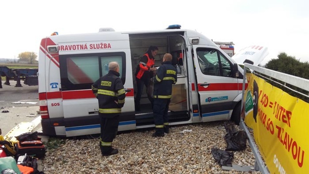 Nehoda sanitky s kamiónom.