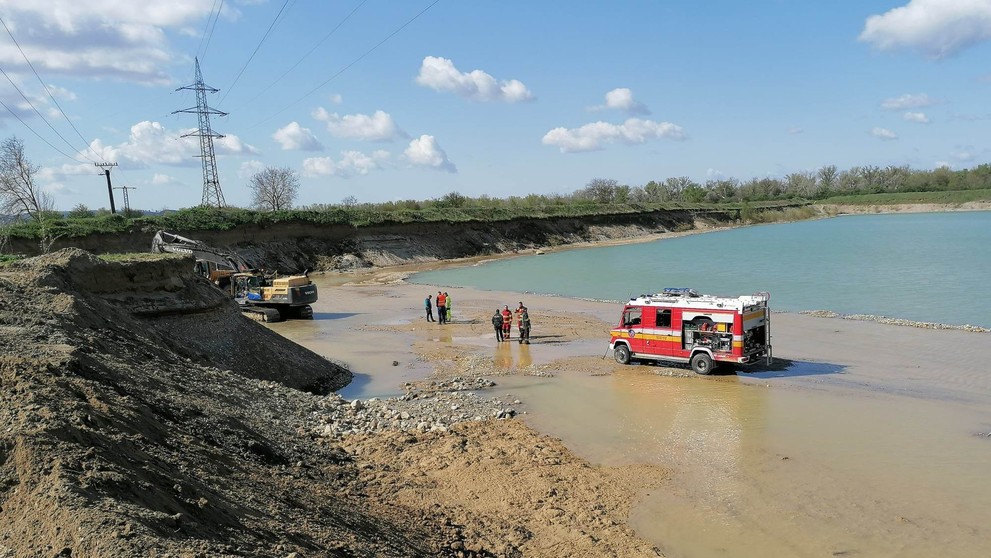 Na štrkovisku sa prevrátil bager.