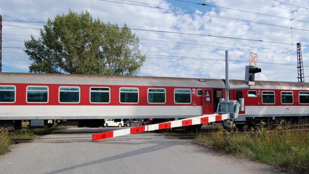 Kamión sa zasekol medzi závorami, oproti sa vyrútil rýchlik 