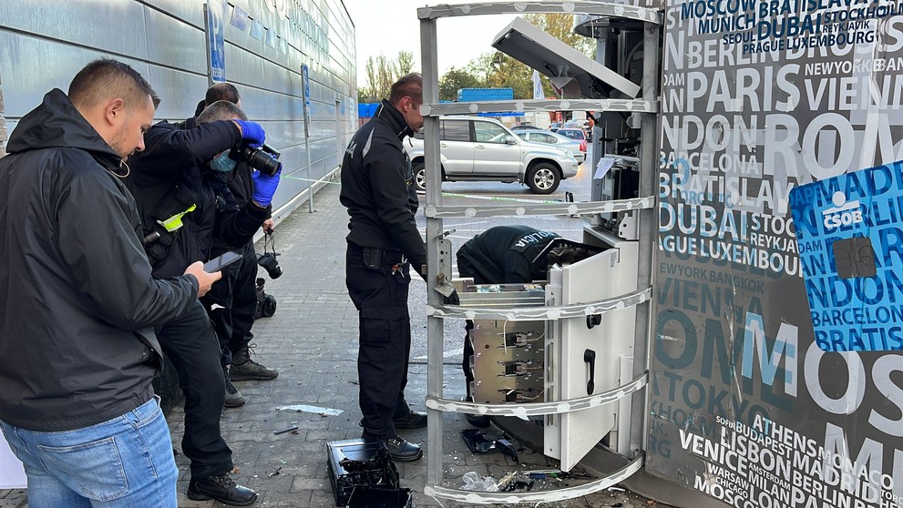 Zničený bankomat v Ivanke pri Dunaji.