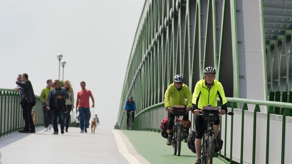 Otvorenie Starého mosta v Bratislave pre chodcov a cyklistov 