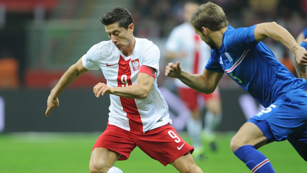  Poliak Robert Lewandowski (vľavo) a Islanďan Holmar Orn Eyjolfsson (vpravo) v súboji o loptu.