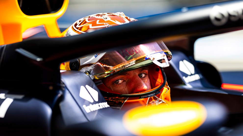 Na dotyk s Maxom Verstappenom (Red Bull Racing) v uličke boxov na konci voľného tréningu. Na takéto momenty musíte skutočne striehnuť, pretože v okamihu zmiznú. Ak ich zbadáte a chcete odfotiť, už je neskoro. Musíte byť vopred nachystaný na hypotetickú si