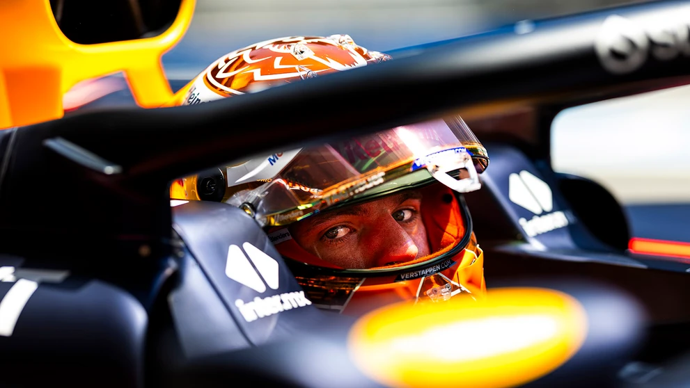 Na dotyk s Maxom Verstappenom (Red Bull Racing) v uličke boxov na konci voľného tréningu. Na takéto momenty musíte skutočne striehnuť, pretože v okamihu zmiznú. Ak ich zbadáte a chcete odfotiť, už je neskoro. Musíte byť vopred nachystaný na hypotetickú si