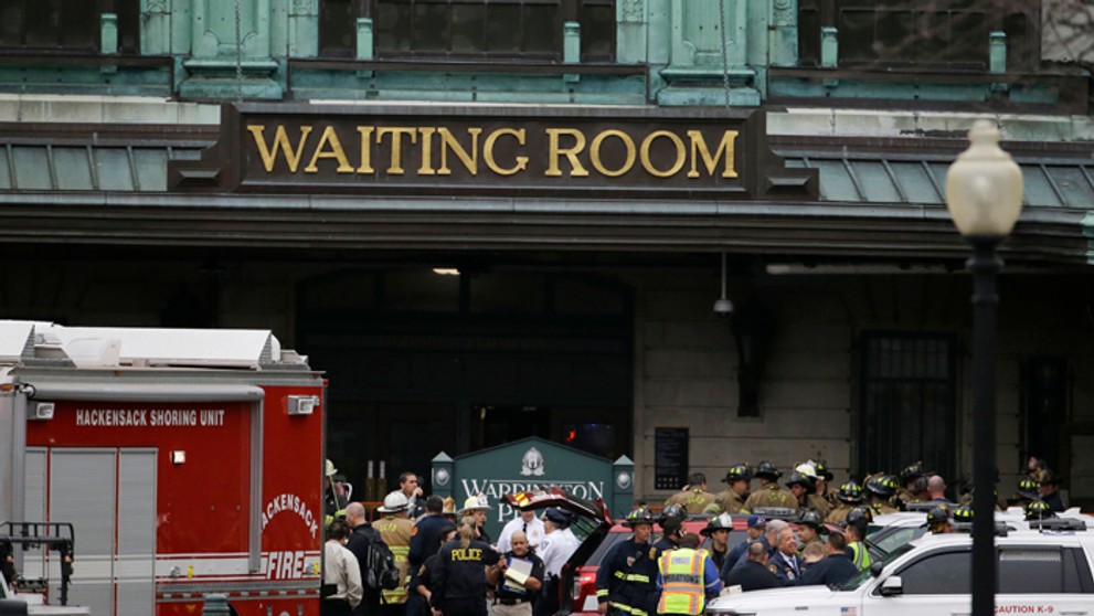 Hasiči a záchranári stoja pred stanicou v Hoboken v New Jersey.