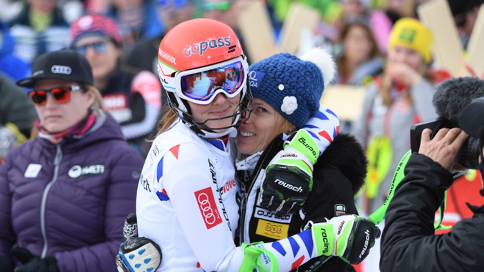 Marcos Alonso (vpravo) oslavuje so spoluhráčom z Chelsea Davidem Zappacostom gól v pohári proti Newcastlu.