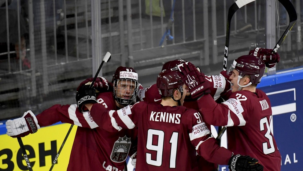 Lotyš Gints Meija (vpravo) oslavuje so spoluhráčmi svoj gól.