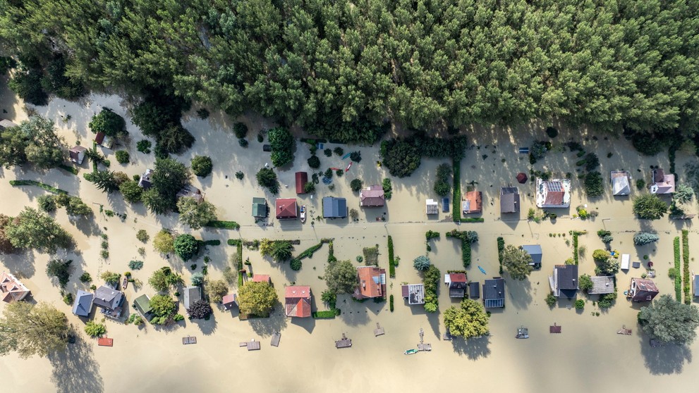 Na leteckej snímke zaplavená maďarská obec Vének a rozvodnený Dunaj pri maďarskom Győre. 