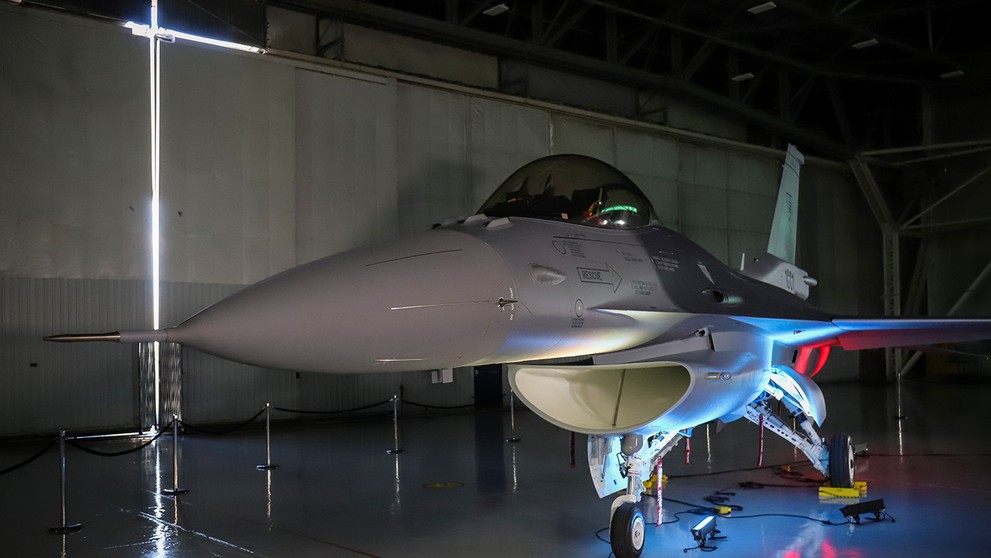 Prvé stíhacie lietadlo F-16 so slovenským znakom.