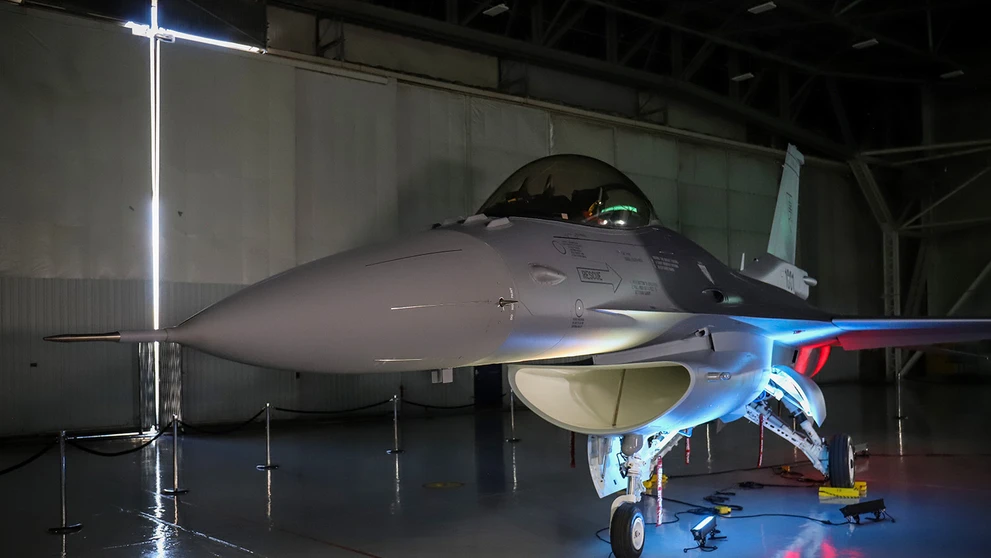 Prvé stíhacie lietadlo F-16 so slovenským znakom.