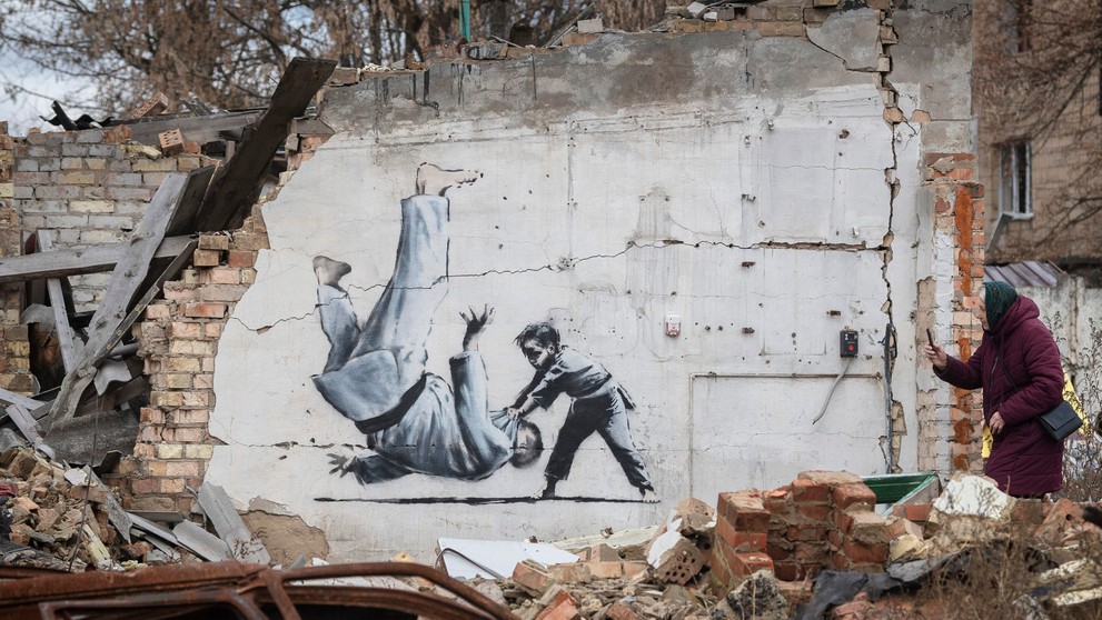 Na snímke dielo britského streetartového umelca Banksyho zobrazuje dieťa, ktoré v zápase v džude vyhráva nad ruským prezidentom Vladimirom Putinom.