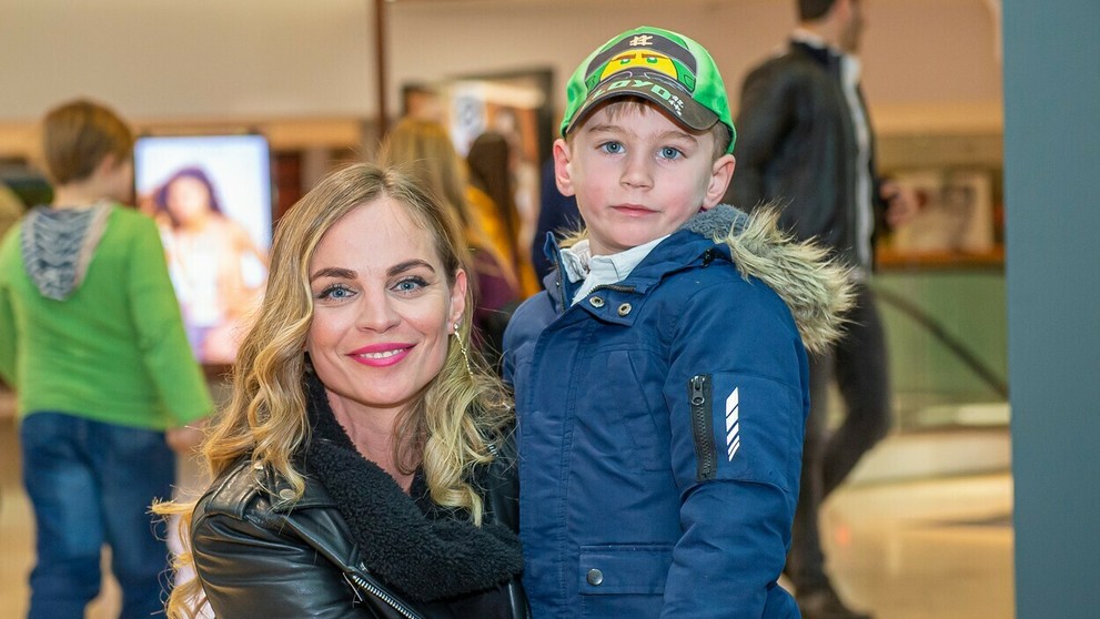 Policajti stoja pred barom v Hanau, kde sa útok stal.