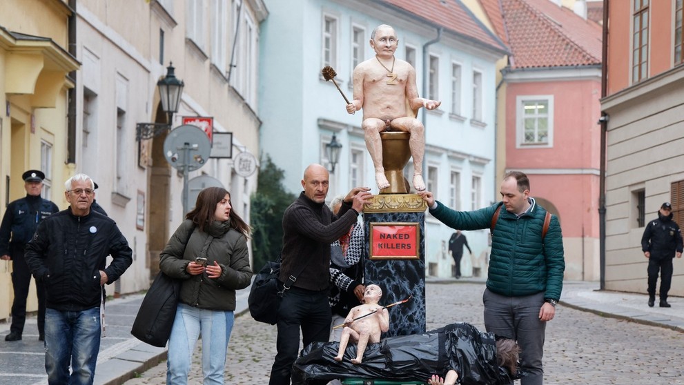 Karikatúra Vladimira Putina na Hradčanskom námestí v Prahe. 