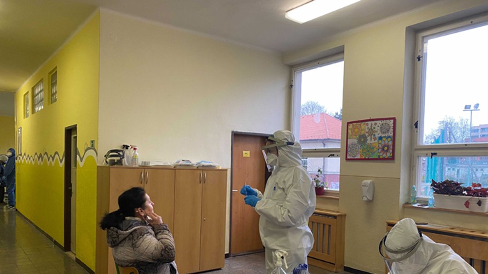 Regál s tovarom, ktorý sa nemá predávať v potravinách v obchodnom centre v Košiciach.