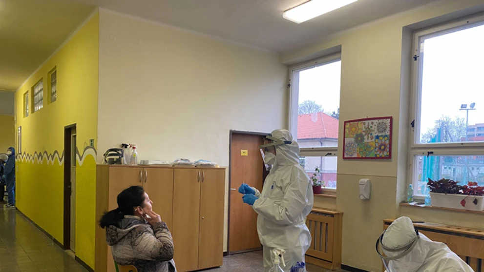 Regál s tovarom, ktorý sa nemá predávať v potravinách v obchodnom centre v Košiciach.
