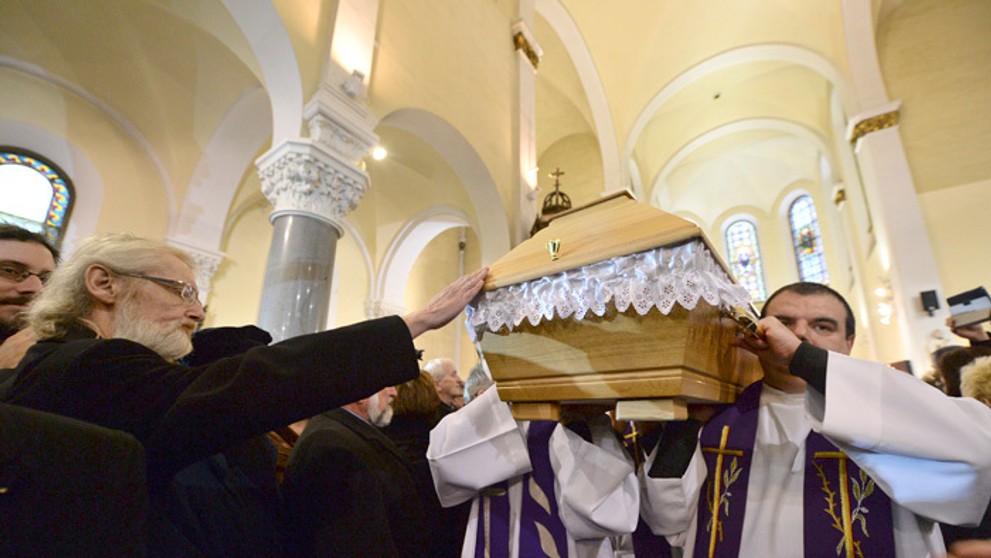  Telesné pozostatky zosnulého kňaza Antona Srholca vynášajú po zádušnej omši z Blumentálskeho kostola v Bratislave.
