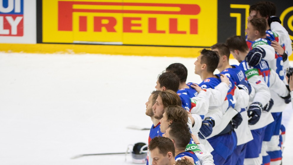 Slováci počúvajú hymnu po víťazstve nad Kazachstanom na MS 2022.