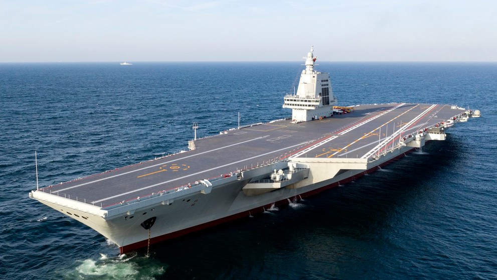Letecká fotografia z dronu z 1. mája 2024 zachytáva tretiu čínsku lietadlovú loď Fujian počas jej prvých námorných skúšok.