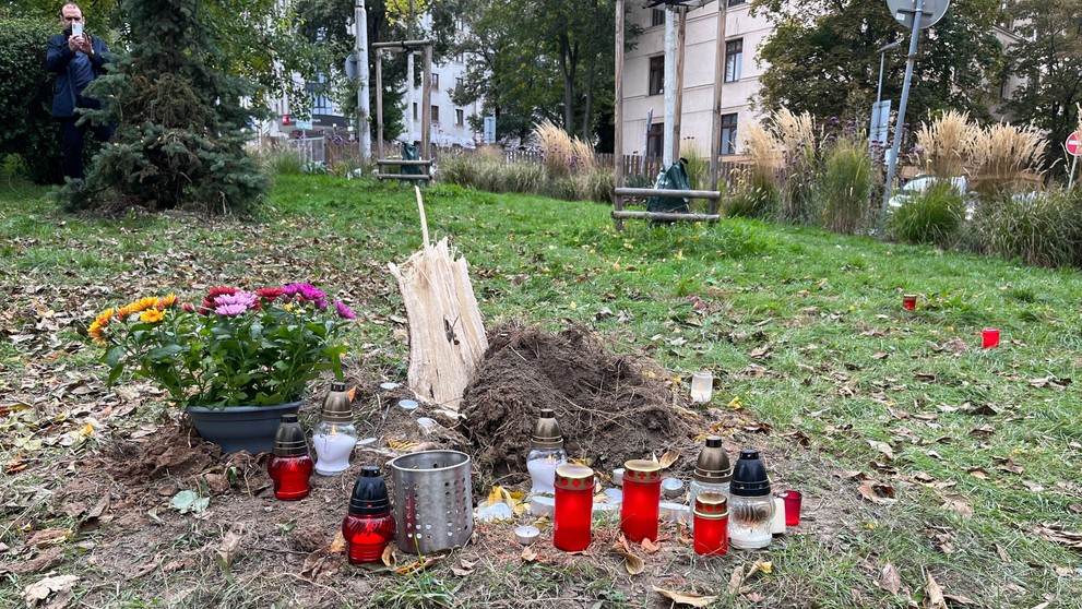 Ľudia sa mieste tragédia začali schádzať už v pondelok