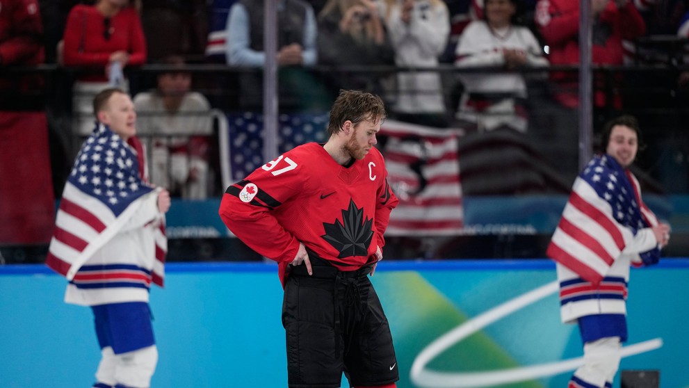 Na snímke kapitán Kanady Connor McDavid (97) reaguje po prehre.