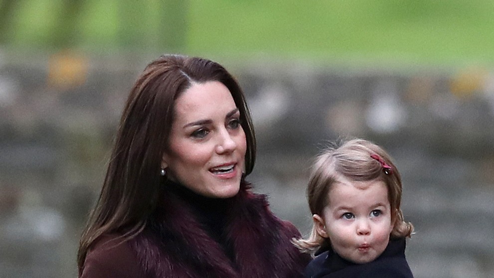 Rozkošný George a Charlotte v kostole. Ich rodičia porušili kráľovskú tradíciu