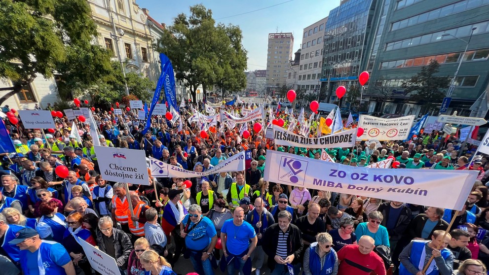 Účastníci demonštrácie Konfederácie odborových zväzov (KOZ) SR proti energetickej chudobe 8. októbra 2022 na námestí v Bratislave