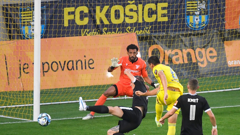 Na snímke druhý sprava Kristi Qose (Košice) strieľa na bránu Trenčína.