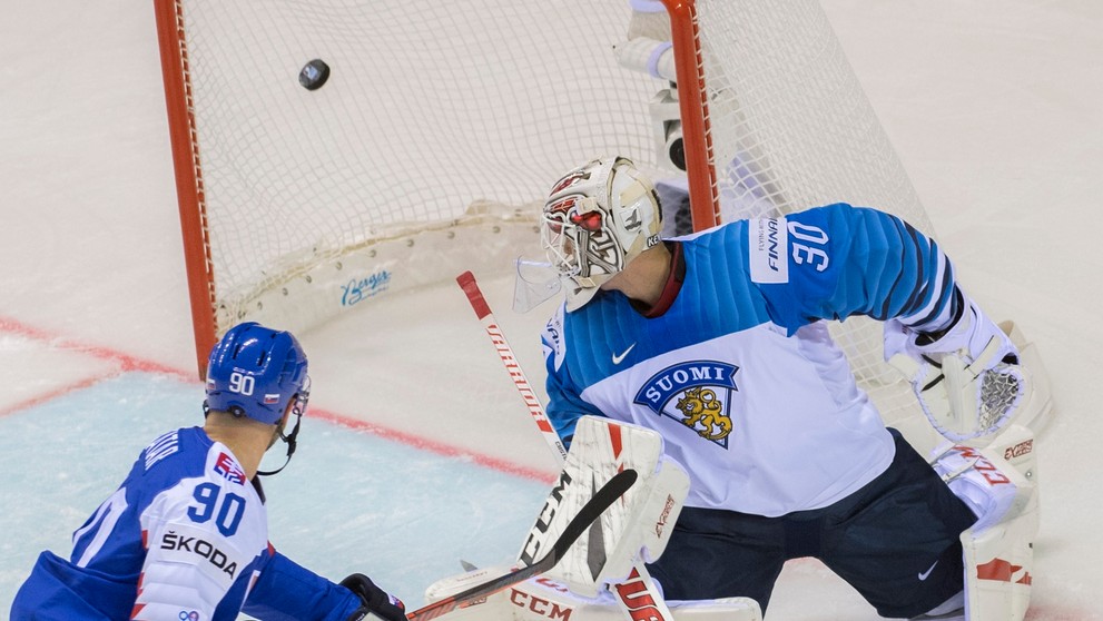 Fínski hokejisti sa tešia po strelení gólu na 1:1 proti Slovensku na MS 2019.