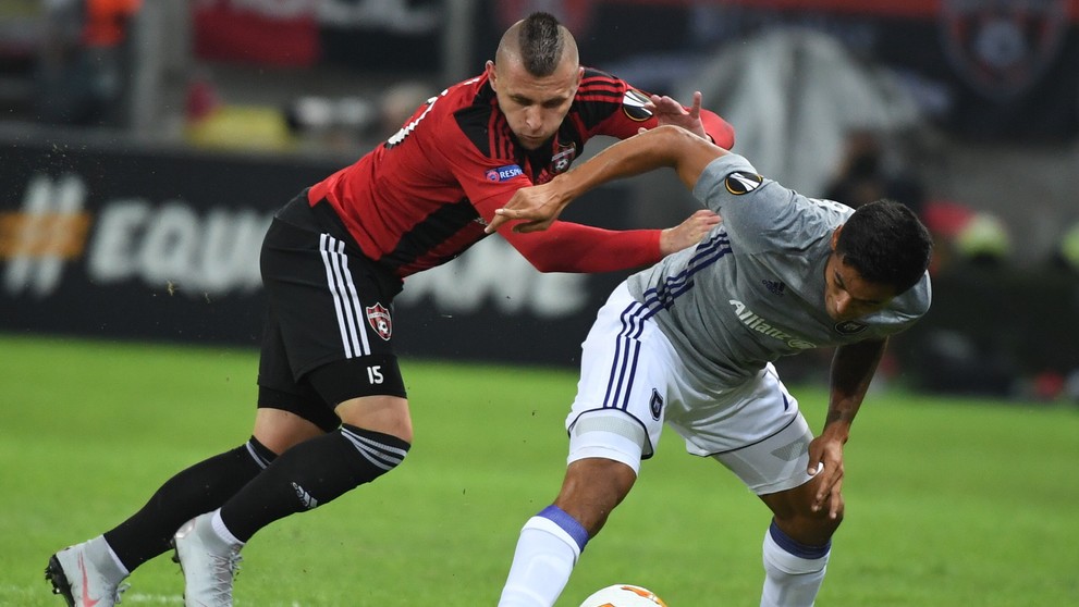 Matúš Čonka (vľavo) z Trnavy a Andy Najar z Anderlechtu v dueli EL.