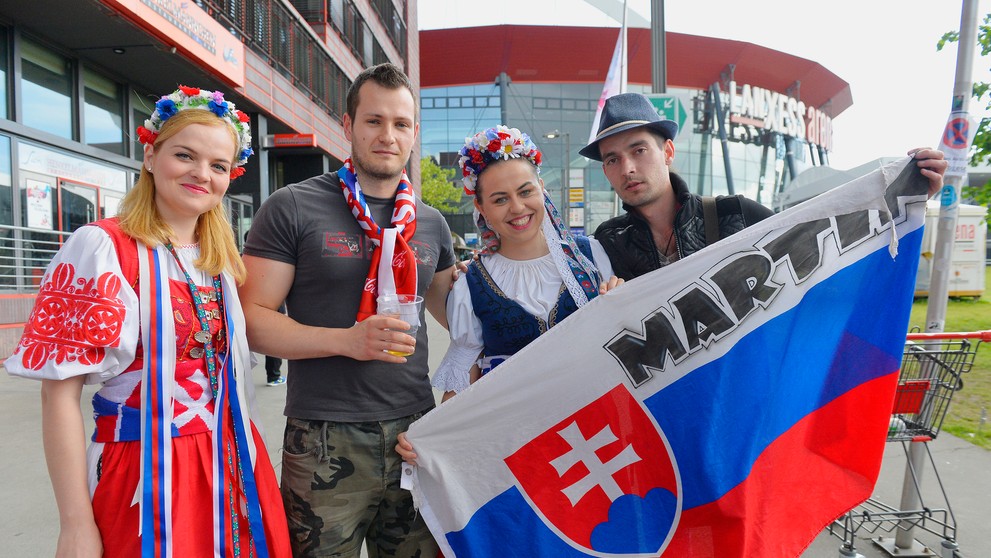 Na snímke slovenskí fanúšikovia pred začiatkom zápasu Slovensko - USA na MS v ľadovom hokeji.