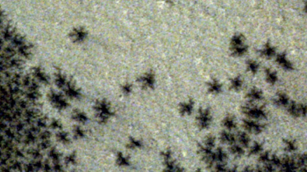 Záhadné čierne útvary na Marse.