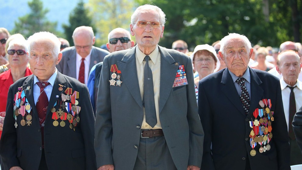 Účastníci Slovenského národného povstavnia počas osláv 72. výročia.