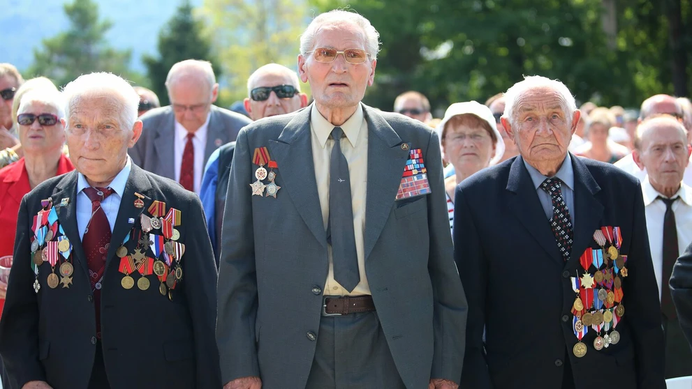 Účastníci Slovenského národného povstavnia počas osláv 72. výročia.