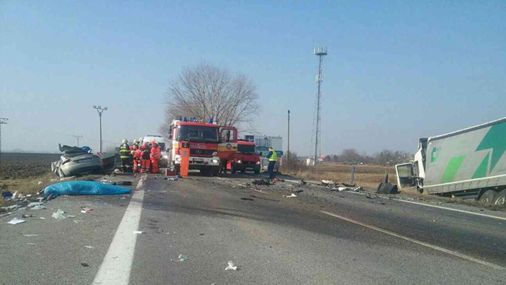 Pri obci Kajal sa zrazil kamión s dvomi autami