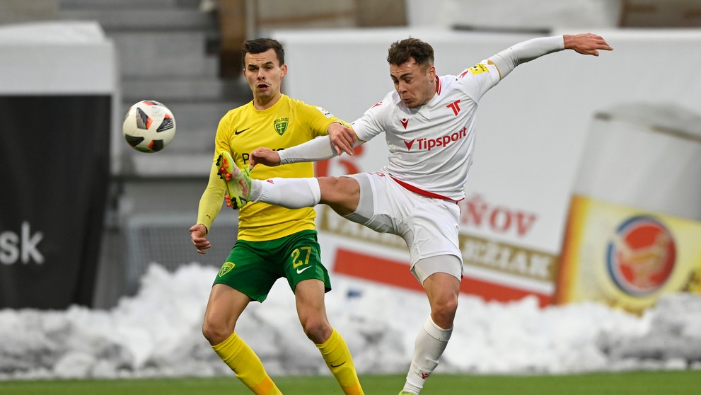 Zľava Branislav Sluka (MŠK Žilina) a Adrián Slávik (AS Trenčín) v zápase 18. kola Fortuna ligy.