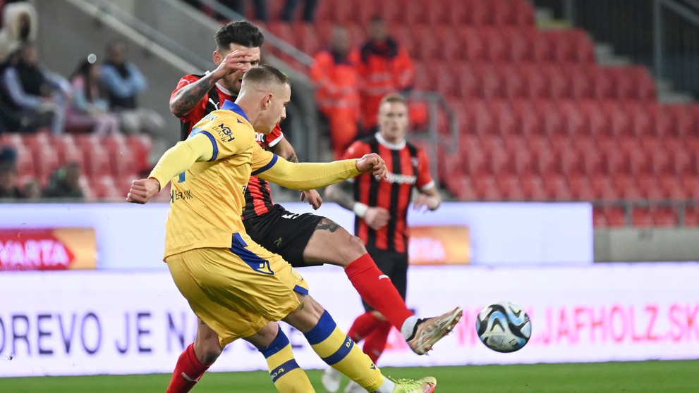 Vľavo v pozadí hráč Spartaka Michal Ďuriš a hráč DAC Konrad Gruzskowski v 20. kole Niké ligy.