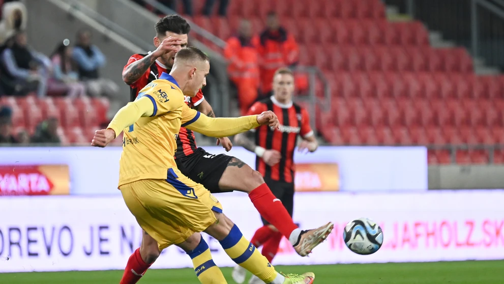 Vľavo v pozadí hráč Spartaka Michal Ďuriš a hráč DAC Konrad Gruzskowski v 20. kole Niké ligy.