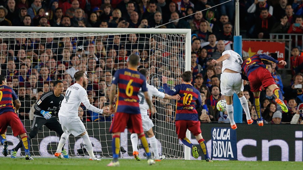 Gerard Pique skóruje do brány Realu Madrid počas El Clásico.