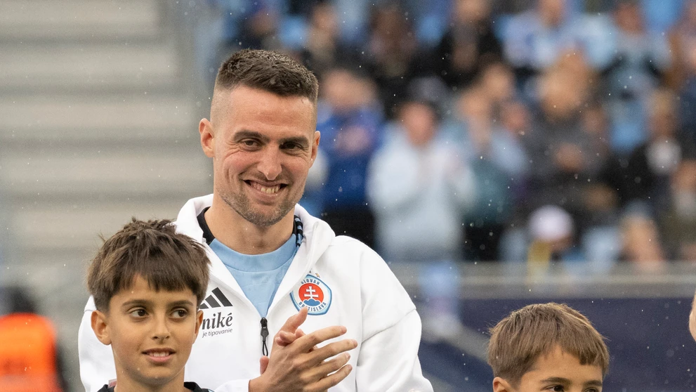 Róbert Mak zo Slovana so svojimi deťmi ďakuje fanúšikom pred zápasom s Michalovcami.